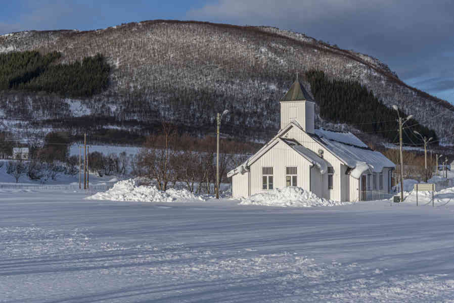 Noruega - islas Lofoten 213 - Vestvagoy - capilla de Knustad.jpg